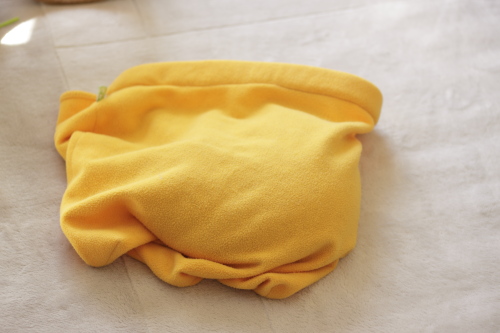 踏まないでよね! むっくりふくらんだオレンジのもぐり毛布