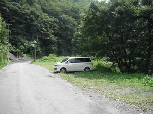 ゲート付近の駐車場。５０台程度置けます。