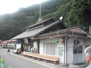 仙流荘付近のバス乗り場