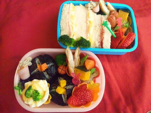 お花のおにぎり☆サンドイッチ弁当