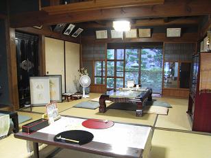 黄色いのれん店内