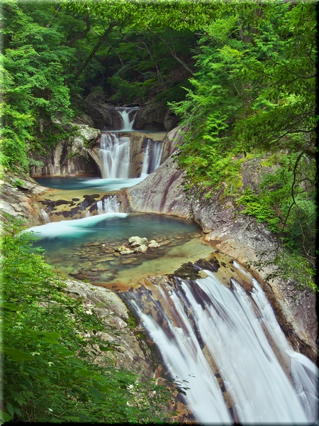 まるで画になる七ツ釜五段の滝(上段部)