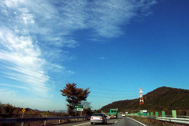 高い空　刷毛で描いたような雲