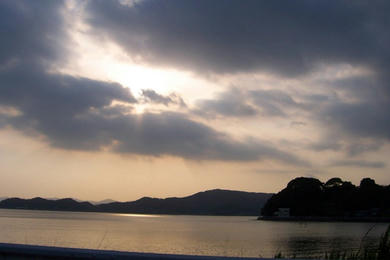 日は　また　沈む。　でも、また、昇る。