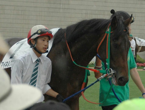 マイネルクルーガーを引く藤岡康太騎手