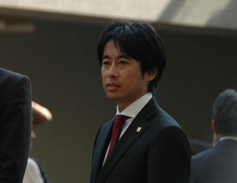 レッドディザイアを見つめているミッキー