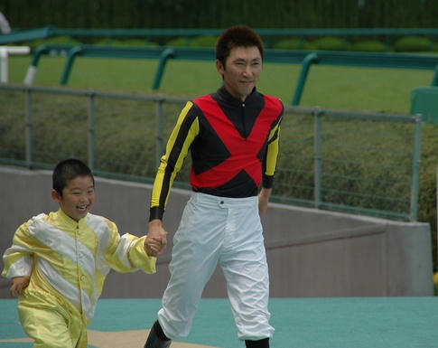 男の子の手を引く蛯名騎手