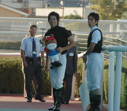 出待ちしている幸騎手と和田騎手