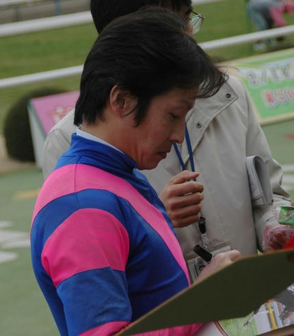 サインをする角田騎手