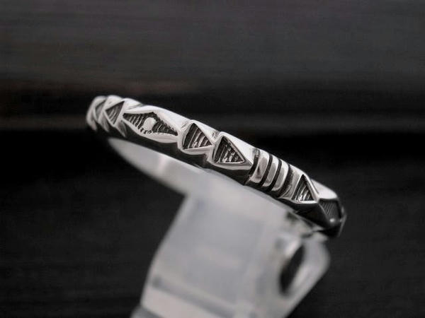 Narrow Stamped Ring by Thomas Curtis トーマス・カーティス 細幅