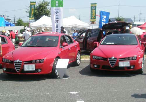 左：アルファ・ロメオ159、右：アルファ・ロメオ156