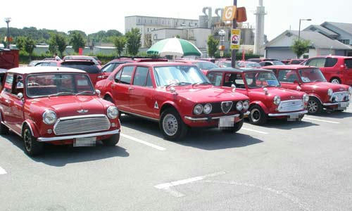 中央の両側はBMC・MINIクーパー　言わず知れた『シティハンター』での愛車