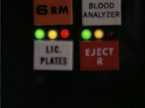 「LIC. PLATES」作動ボタン