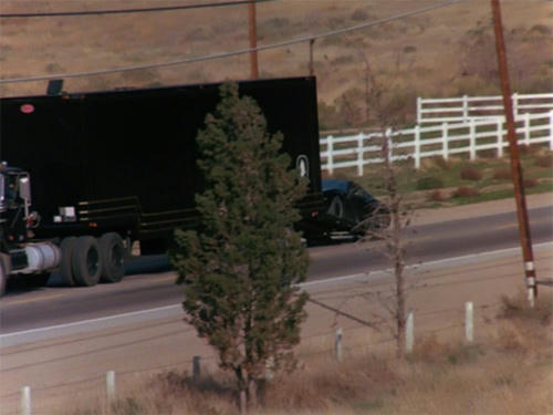 黒塗りのトラックと、走行しながらのキット昇降シーンが初登場