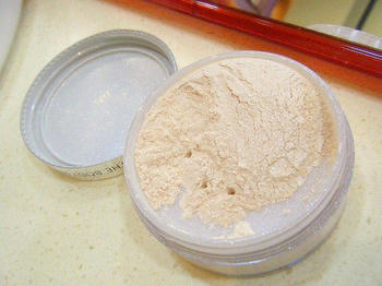 THE BODY SHOP　フロステッドスパークルコレクション　アイスドボディパウダー01