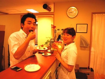 診療後にバースデーケーキを食べる水谷副院長と今野さん
