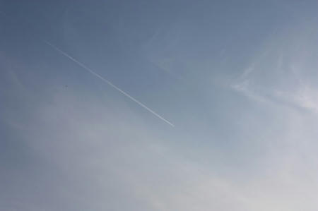 青空に飛行機雲