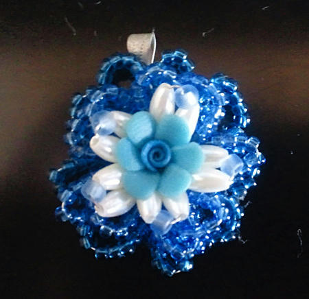 青い花のペンダントトップ