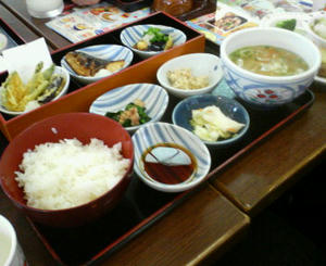 味噌汁とご飯の碗、逆じゃない？