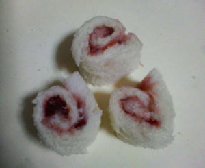 園児のお弁当に入ってるコレ、いつもおいしそうだなぁ、って思ってたんですよね。チョコも好きー！
お弁当に入れる時はラップで包んでから。