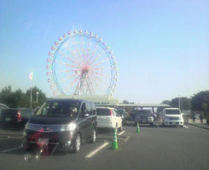中央ゲート付近の駐車場より