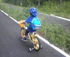 甥っ子（大）と補助輪付き自転車