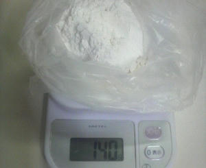 薄力粉140g　はかる