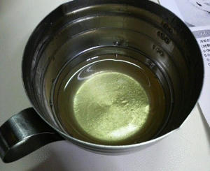 ゼラチン5gをお湯で溶かす