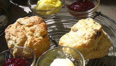 800px-Tea_and_scones_2.jpg