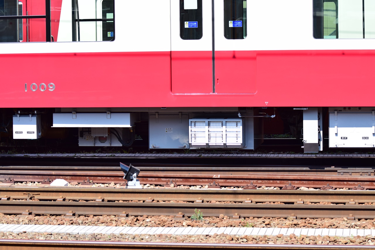 京急新1000形1009編成更新車の床下機器を観察する|Kojicstageが 京急新1000形1009編成更新車の床下機器を観察する|Kojicstageが