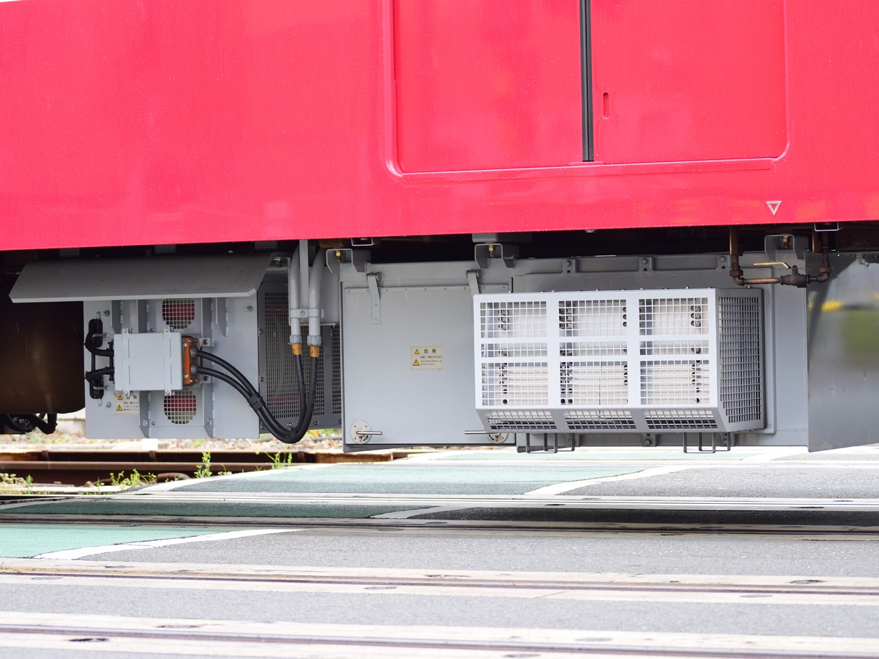 京急新1000形1417編成主回路更新車の床下機器を観察する