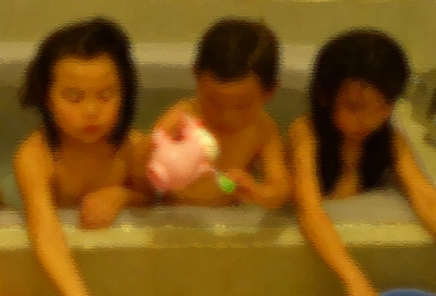 お風呂に入っている子供達