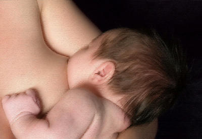赤ちゃんに母乳をあげている女性