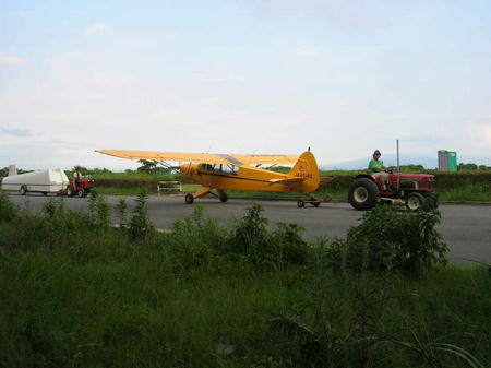 目の前を移動する軽飛行機