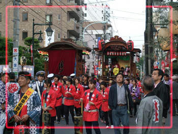 祭り囃子が聞こえる。。