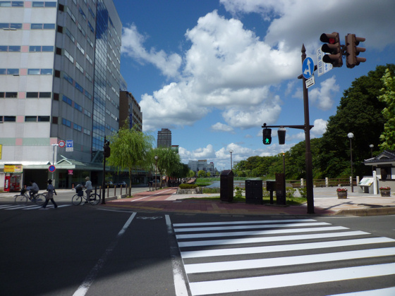 駅から徒歩5分くらいの交差点