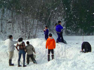 とんどに点火するまで雪遊び