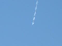 多摩川上空の飛行機雲