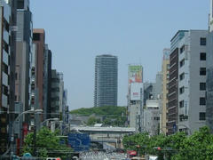 稲荷町から上野を望む