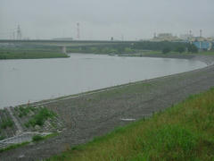 雨の多摩川の風景
