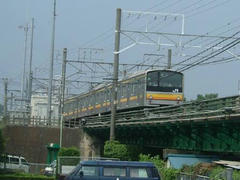 府中本町駅に入線する２０５系
