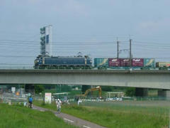 多摩川鉄橋の貨物列車