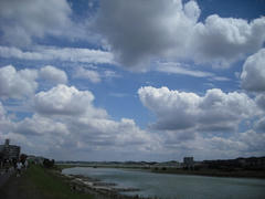 多摩川の空