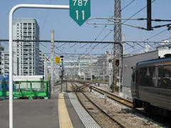博多駅２番線から香椎方面を望む