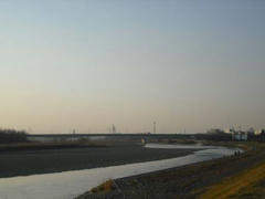 夕日を浴びる多摩川