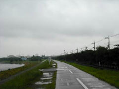雨の多摩川・遊歩道
