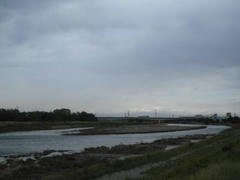 増水した多摩川の風景