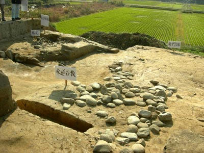 南門と参道及び築地塀跡