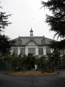 雪景色の記念講堂