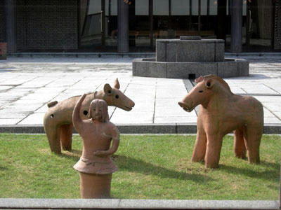 またも関係ない画像：橿原考古学研究所付属博物館中庭の埴輪